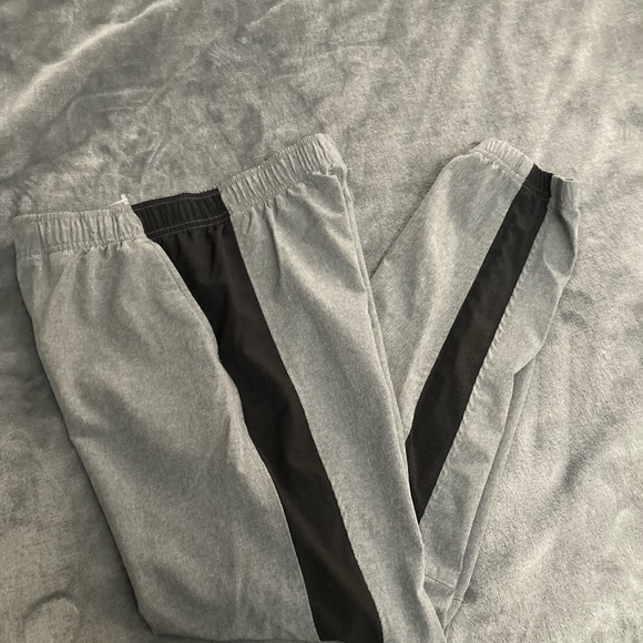 Marvel Tshirt long sleeve and old navy gray pants boys (2 Pieces) Size XL - Picture 6 of 10